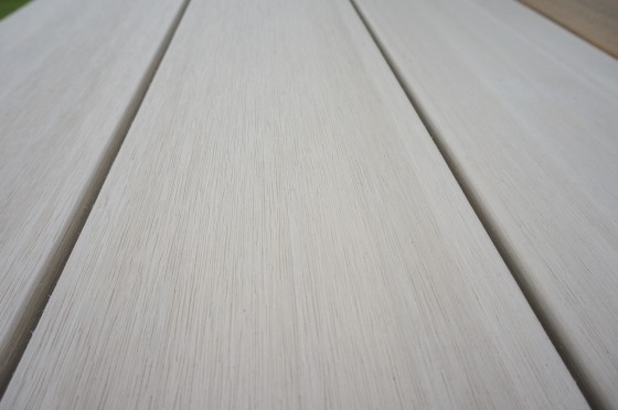 ヒノキ-ホワイト系が珍しい-お庭・お部屋が明るく見えるおすすめの色です。