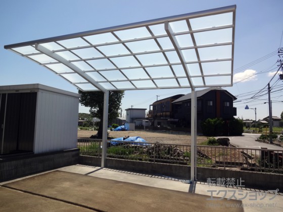 明るいカーポート屋根材で、駐車場の印象も明るくなります