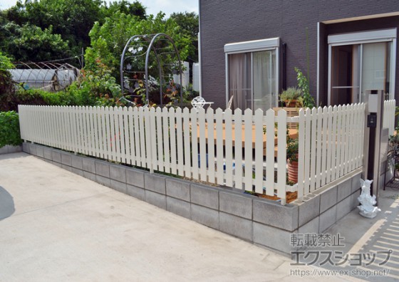 定番のホワイトフェンス オープンな自宅に似合うアメリカンフェンス