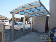 通常より1本柱の多い積雪対応カーポートです。