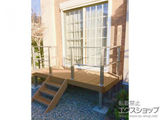 お布団干しにはフェンスが最適。もしくはデッキの上に折りたたみの布団干しをおいてもGOOD