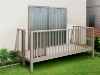 ウッドデッキの代わりに、バルコニーはいかがでしょう？通風性も考慮した縦格子タイプです。