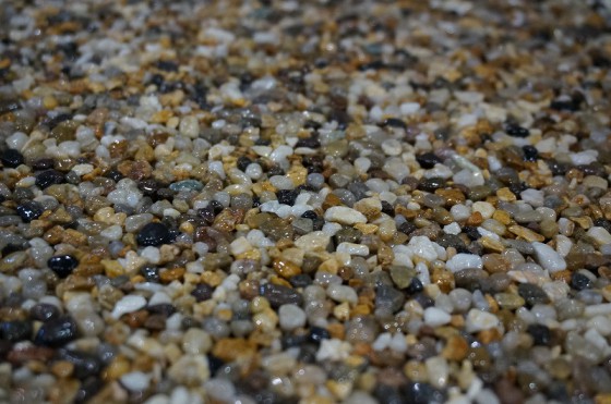 ウレタン樹脂で独特の艶が出ている洗い出し表面
