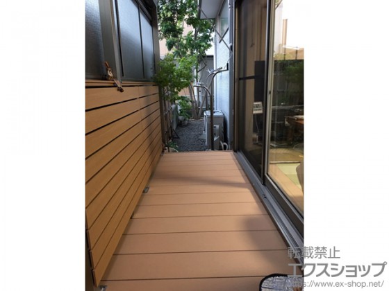 隣家とのプライバシーを確保して、大きな掃き出し窓を有効活用