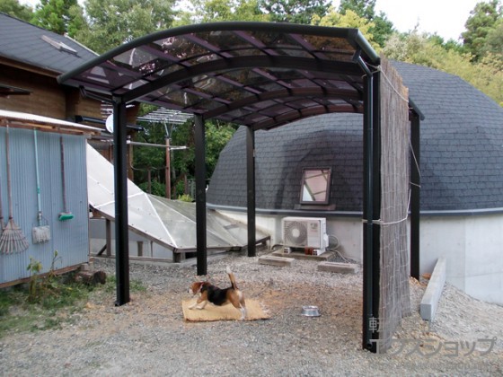 ４）ふぁーあ。屋根のおかげで夏でも涼しくなったわい。