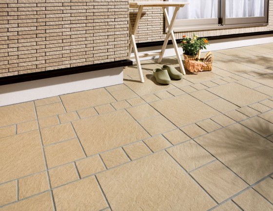 1階部分で建物に突き出して作っている床のことを「テラス」と呼びます。