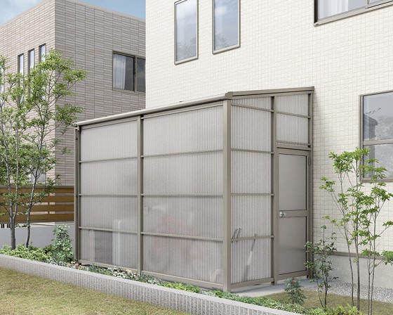 テラス屋根の中でも勝手口に便利な目隠し・ドア付きの「ストックヤード」