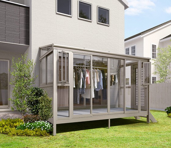 テラス屋根の豪華版。雨風が防げる完全囲いバージョンの「テラス囲い」