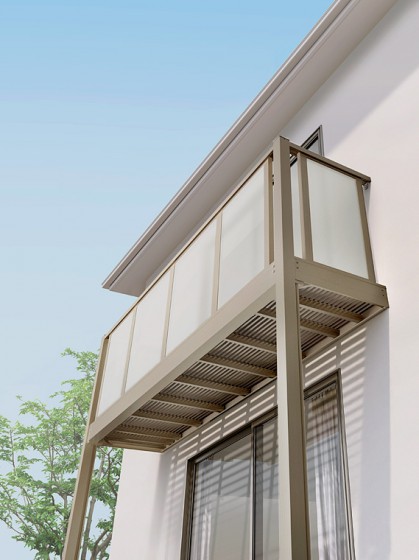 掃き出し窓に設置するバルコニー。オプションでバルコニー屋根も取り付けできます。