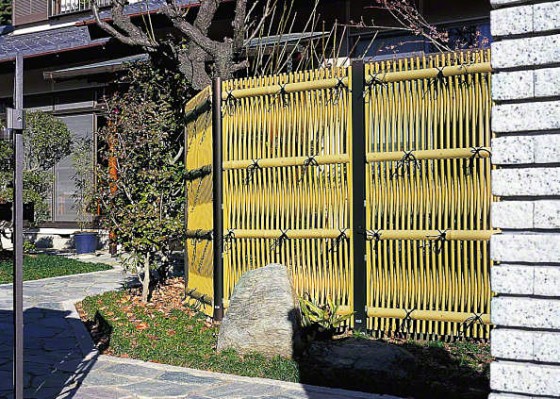 まるで天然の竹垣！和風庭園になじむアルミ・樹脂製フェンス 