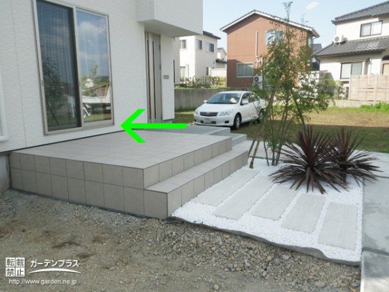 掃き出し窓から少し下がって取り付けたタイルテラス