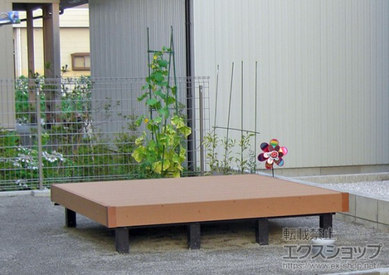 ２．お庭の作業机・休憩所としてウッドデッキ YKKAP リウッドデッキ200