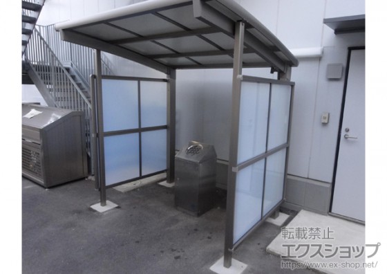 ３．喫煙所の雨除け・煙除けとしてサイクルポート LIXIL フーゴ3面囲い