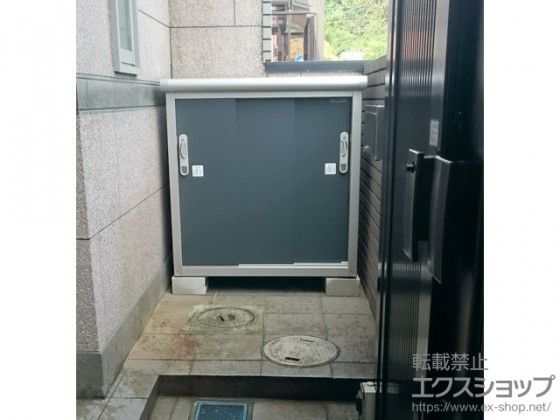 ヨド物置 エスモ。玄関脇のスペースに