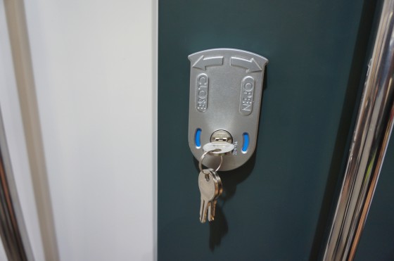 青色はオープン わかりやすい物置扉錠。