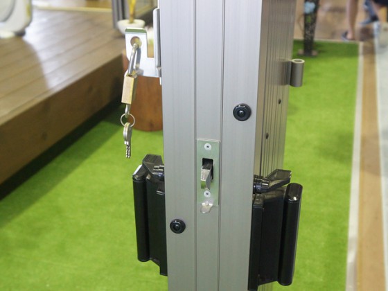 ガイドレール、錠のないRA型。南京錠をつけることができます。