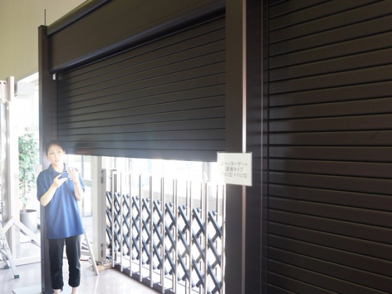 障害物に接触すると約2秒間反転上昇します。