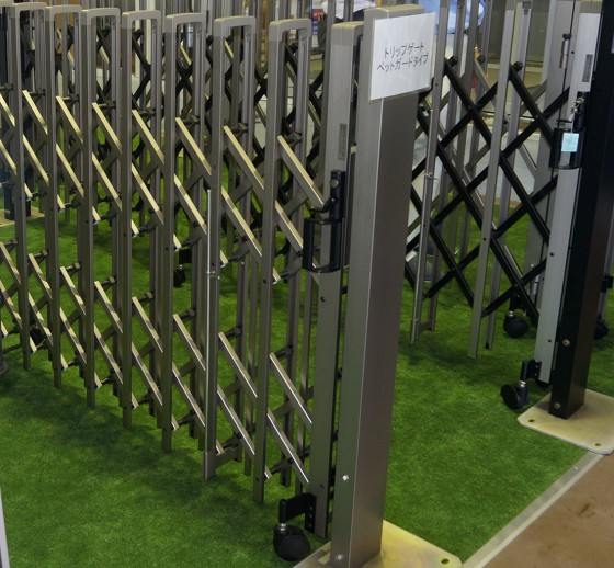 細かなリンク構造、補助桟などでペットが飛び出しにくい構造になっているペットガード型。
