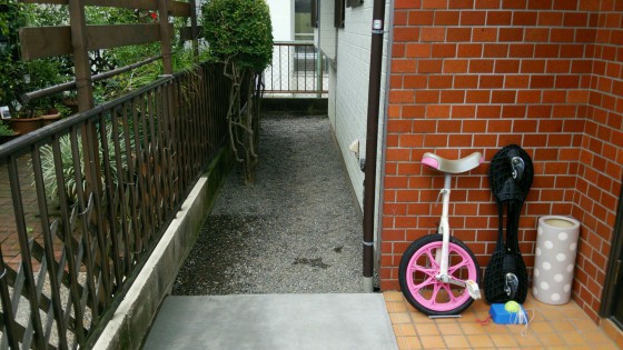 窓の周りに防犯砂利をしいて。