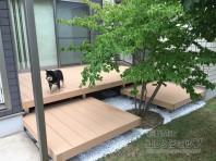 ウッドデッキがあれば愛犬と一緒にくつろげます。