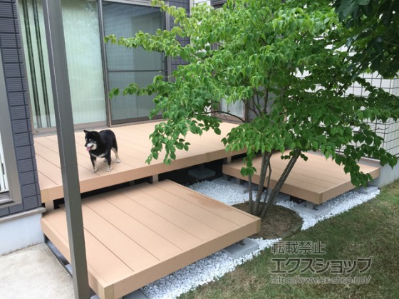 ウッドデッキがあれば愛犬と一緒にくつろげます。