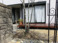 天然木の独特の板目模様や香りは人工木にはない魅力です。