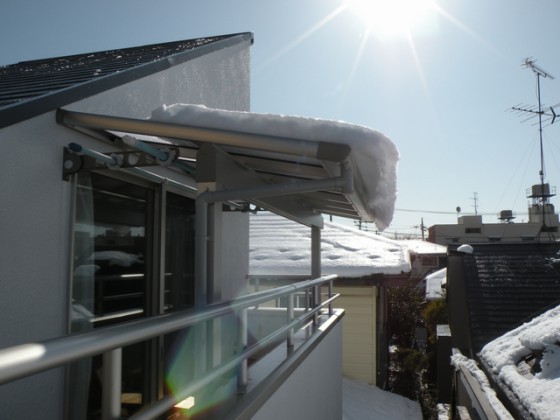 家屋からの落雪の恐れがありますので、頭上にはご注意ください。