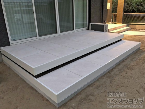 高級タイルを使用したタイルデッキ（LIXIL）