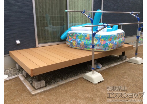 �E�b�h�f�b�L�̏�Ńv�[���V�сB