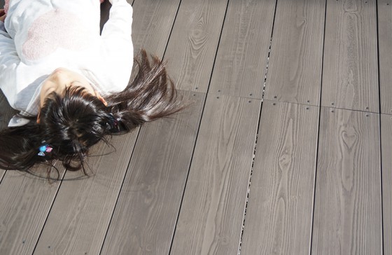 熱くない ささくれない裸足で歩けるウッドデッキは彩木 エクステリアのある暮らしブログ