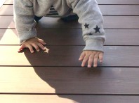 ささくれや割れがないので、はだしでも安心。