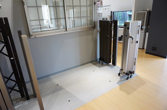 台風が近づいている場合、伸縮カーゲートはたたんだ開いた状態状態に