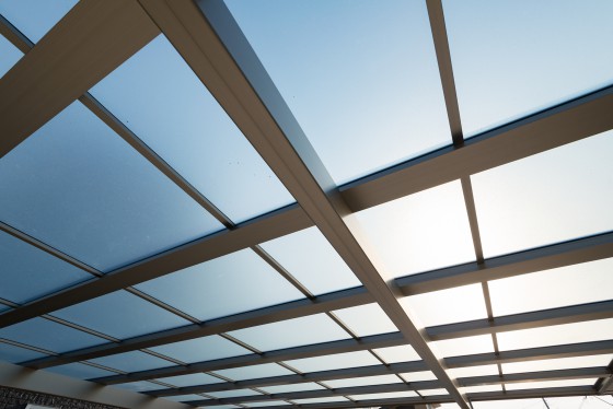 雨どいは最低でも1か所。サイズによっては両端に2か所ついているエクステリア商品もあります。