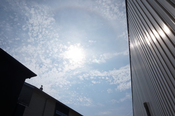 屋根の下の明るさは、外壁や土間などの照り返しも含まれます。