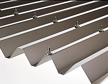 スチール折板は耐久性・対候性に優れ積雪地域で多く使われています