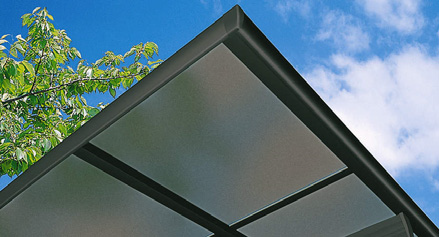 防火認定を受けた屋根材、準防火地域・防火地域にも対応できる特殊仕様です。