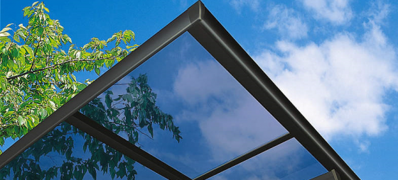 採光性と耐久性に優れた屋根材がカーポートに作用されています。