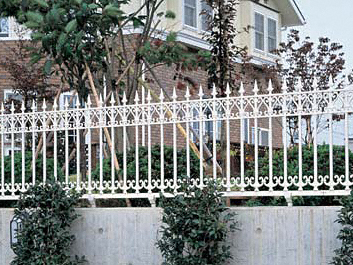 明るく爽やかな印象に 白いフェンス でお住まい お庭を彩る エクステリアのある暮らしブログ