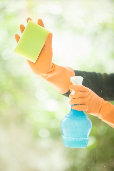 霧吹きを準備してスポンジや柔らかい布で拭いていきましょう。