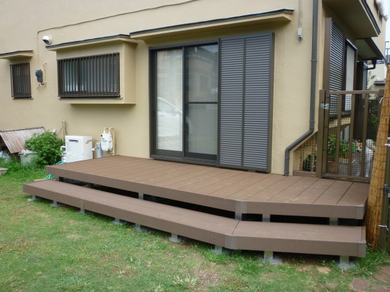 切り詰め加工で角度を設けたウッドデッキ+段床
