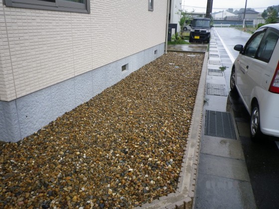 防犯に適した、歩くと音が鳴る砂利もあります。