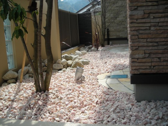 砂利でお庭を美しくドレスアップ。