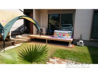 小さなお子さんのプール遊びもウッドデッキがあれば安心です。