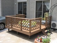 ウッドデッキがあれば、プール遊びも楽にできます。