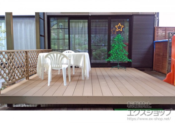 リビングが広がったような感覚で使えるウッドデッキ。メンテナンスの楽な人工木タイプが人気です。