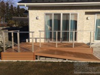 オプションでスロープを取り付けたウッドデッキ。高齢の方や車いすの方、大型犬の出入りなどにも便利です。