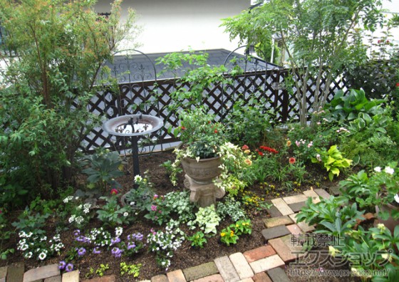 花壇や植栽が映える ナチュラルな ラティスフェンス エクステリアのある暮らしブログ