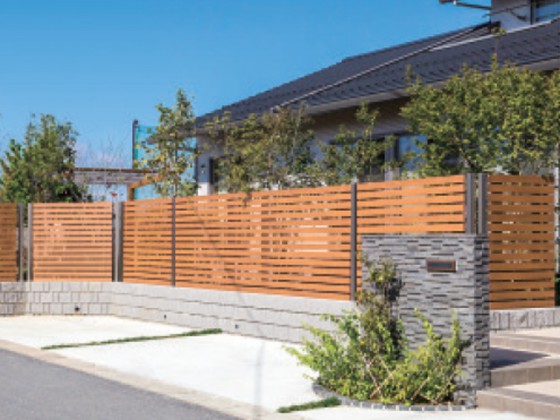圧迫感のない木調の横板格子フェンス。