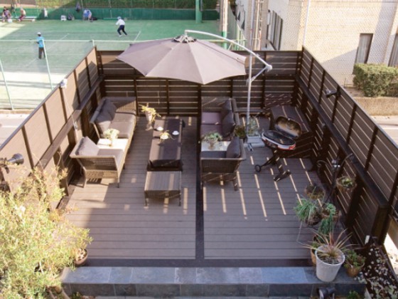 カーポートの上がテラスに。空間を有効活用できます。