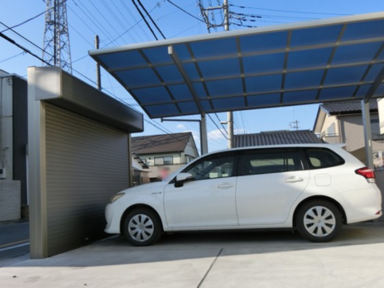独立シャッター＋カーポートでつくるガレージ風の駐車場 